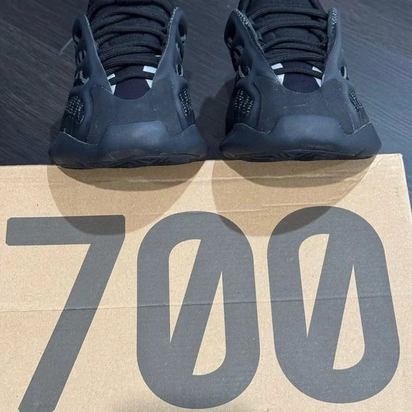 Adidas Men’s Black on Black Yeezy’s - Picture 6 of 10